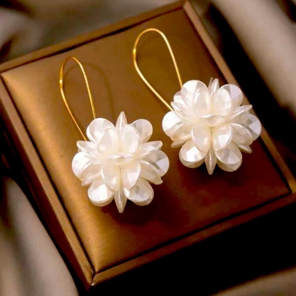14k gold tone Gorgeous flower earrings​​​​​​​​​​​​​​​​​​​​​ ✨